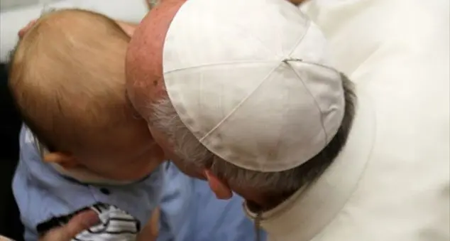 «Così una telefonata di papa Francesco mi ha convinta a far nascere il bimbo»