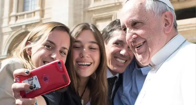 Chiesa: più vicino ai giovani non significa giovanilismo