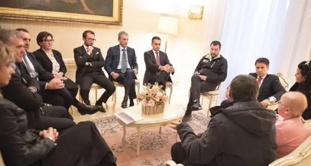 Don Patriciello al Governo: \"Spegnete i roghi, controllate il lavoro nero\"