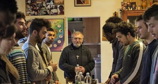 Don Mario Zacchini: «La mia canonica ha la porta sempre aperta»