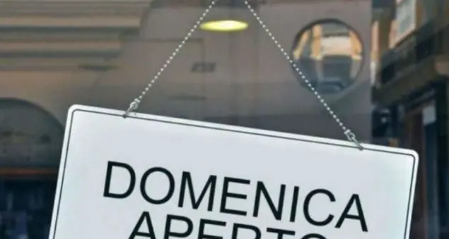 Negozi aperti alla domenica: i lavoratori sono in maggioranza donne