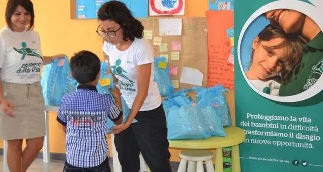 Materiale scolastico per i bambini poveri