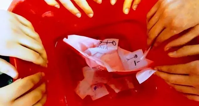 Migranti: l'esperimento del prof che lascia i ragazzi muti e con gli occhi lucidi