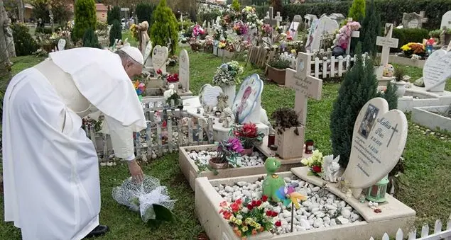 Il gesto di Francesco consola le donne