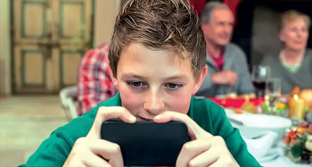 Adolescenti a tavola con il telefonino (e isterici)