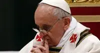Papa Francesco prega sulla tomba di San Giovanni Paolo II