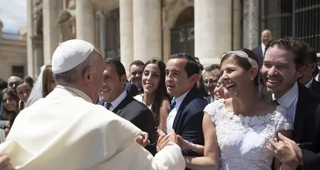 Papa Francesco: per le coppie si offra una formazione permanente
