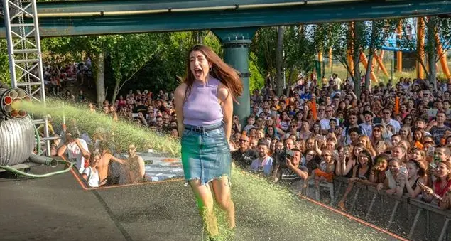 Rapper e youtuber sotto una pioggia di slime verde