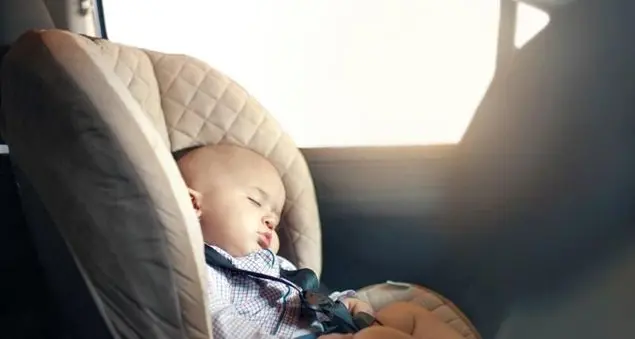 Mai più bambini dimenticati in auto: arriva la legge “salva bebè”