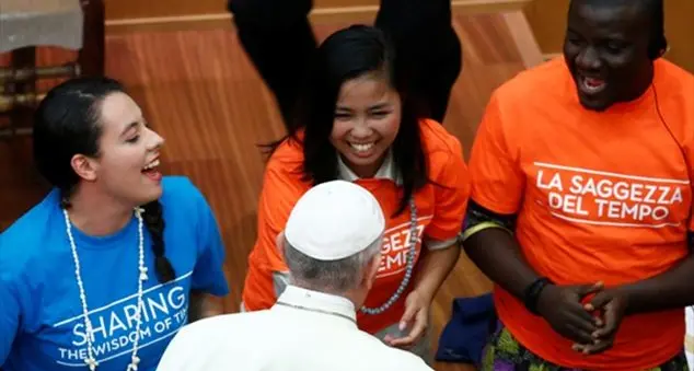 Una giovane al Papa: «Non mi chiedono di dare il meglio, ma di essere migliore degli altri»