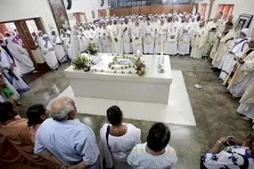 Fedeli in preghiera attorno alla tomba con le spoglie mortali di Madre Teresa