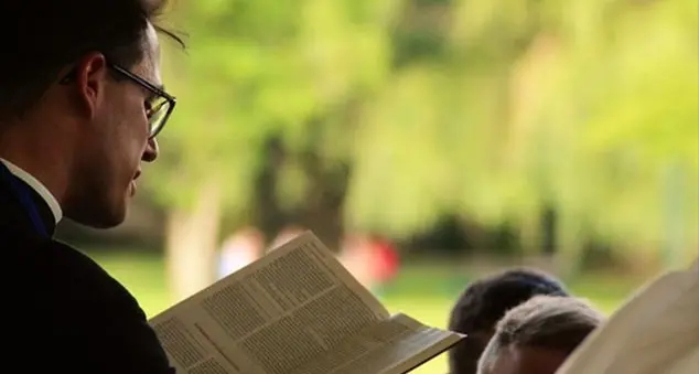 «Il sacerdote cambia alcune frasi della Messa: ma può?»