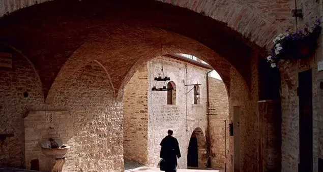 Perché viene trasferito un sacerdote molto amato?