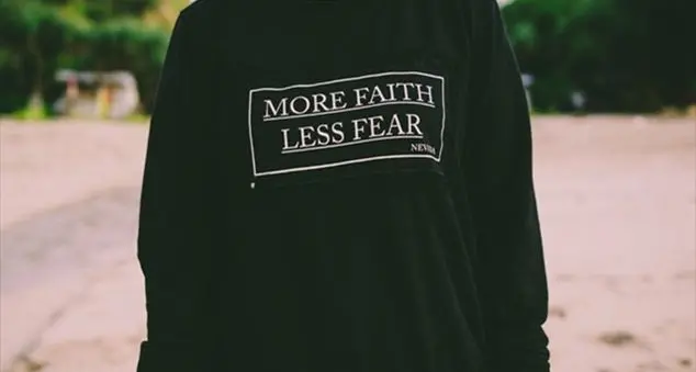 Un'adolescente diventa donna e \"si nasconde\" sotto felpe giganti