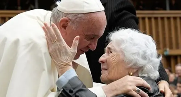 Due nonni al Papa: «Proviamo a donare la fede, ma i nipoti ci respingono»