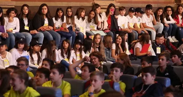 Mattarella: \"Forza giovani, camminate sulla strada dell'impegno\"