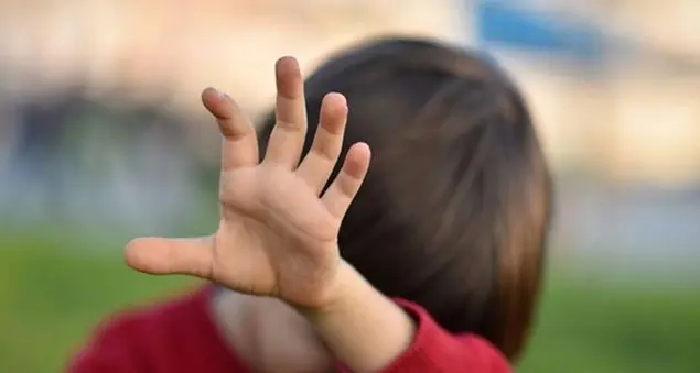Le mani dei padri dovrebbero accarezzare non accanirsi con la violenza