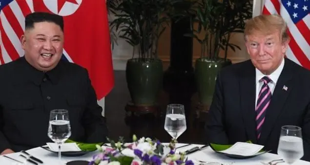 Prima i sorrisi, poi Trump e Kim litigano