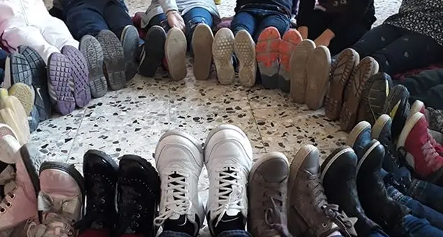 Grembiulini no. Restiamo umani, niente omologazioni