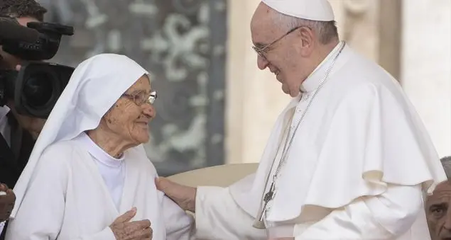 Il Papa e l’omaggio alla missionaria che ha fatto nascere tremila bimbi