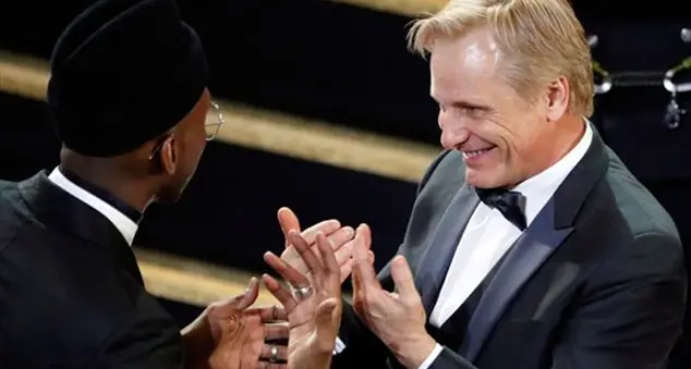 Viggo Mortensen, autista che impara la tolleranza in Green Book, miglior film agli Oscar
