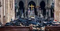 Notre-Dame: quella croce, segno eloquente di ciò che è la Pasqua