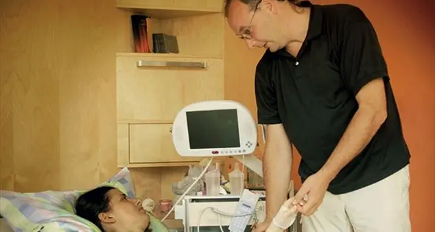 Il dramma dei cirenei piegati dalla croce della malattia di un familiare