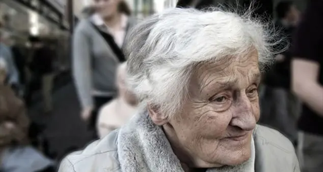 A 90 anni chiama la polizia per aver compagnia: è la solitudine che uccide il futuro