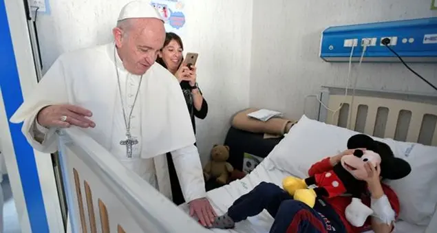Il Papa: «Cari dottori, i bambini hanno antenne potenti... Rispondete con il sorriso!»