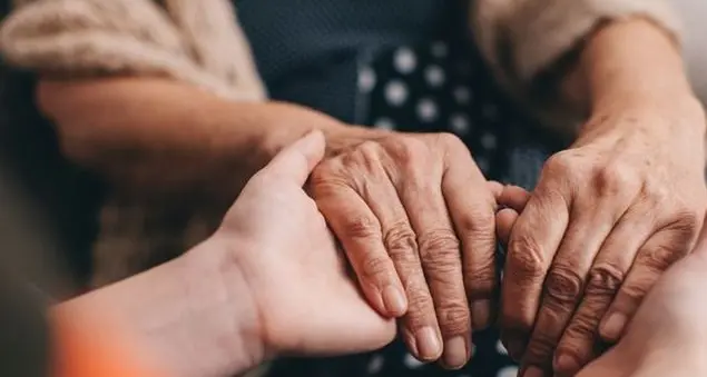 Il commovente tema di una ragazza sulla nonna malata premiato dal Senato