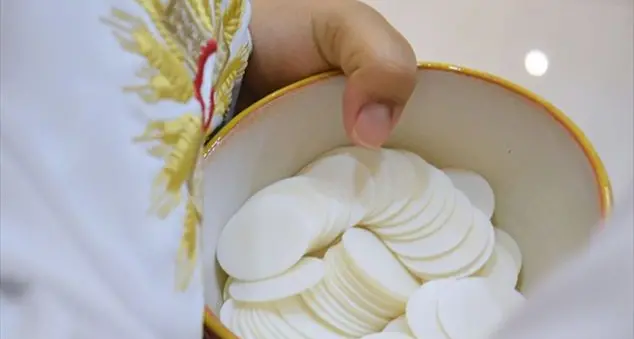 Perché ai fedeli non viene data sempre la Comunione al calice?