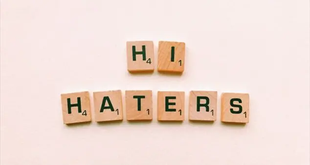 Così insultano la redazione di Famiglia Cristiana