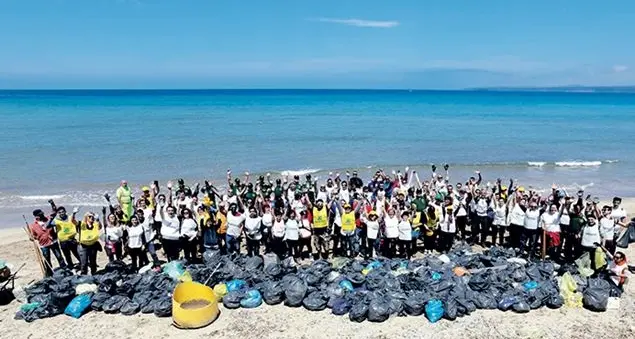 La \"bionda\" che ripulisce le spiagge della Sardegna