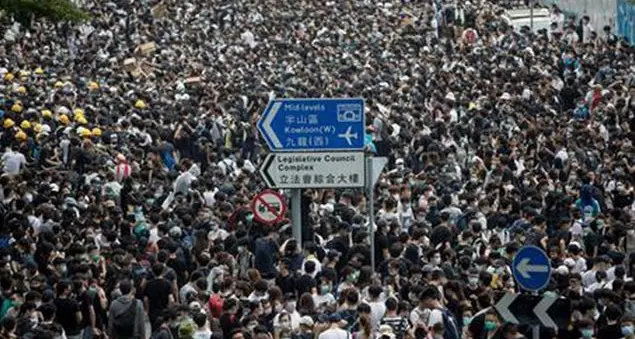 Torna la calma a Hong Kong, ma la protesta non si ferma