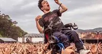 Punto di vista aereo per un disabile al festival metal