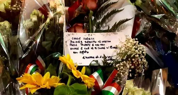 Trieste abbraccia e piange i due agenti uccisi