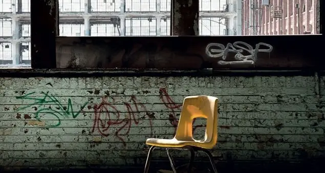 Vandali d'estate contro la scuola: vetri infranti di un legame che non c'è