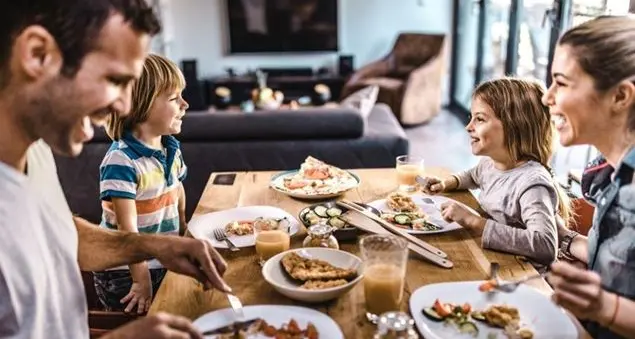 Via i cellulari, parliamo: comunicare in famiglia è un bene prezioso