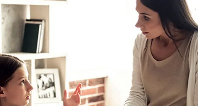 «Io, madre sola insultata da mia figlia adolescente»