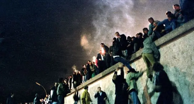 Cadde il Muro di Berlino, passò la storia