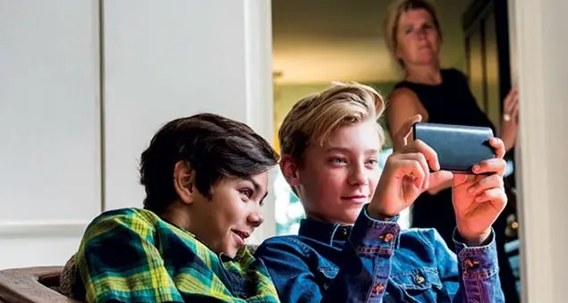 Smartphone in vacanza: cosa ne pensano i pediatri