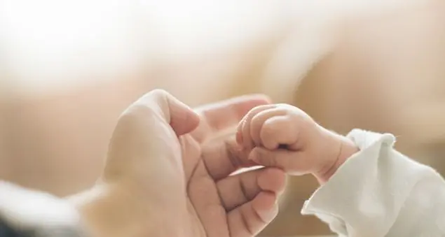 Storia di Natale: la suora che adotta il bimbo \"raro\" abbandonato