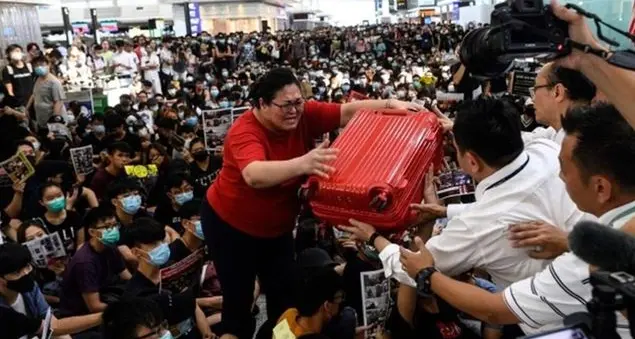 Non si ferma la protesta di Hong Kong