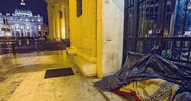 Letti e pasti caldi: Roma festeggia Bergoglio abbracciando i poveri