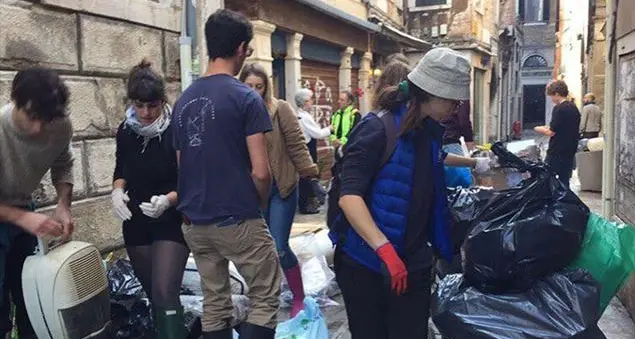 E Venezia scopre gli \"angeli dell'acqua alta\"