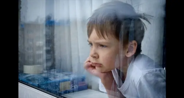 Quel bambino dimenticato che voleva porre fine al suo dolore al di là di una finestra