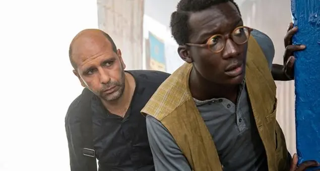 L’ironia più delle prediche: per Zalone ogni persona vale più di voti e like (e della crema antirughe)