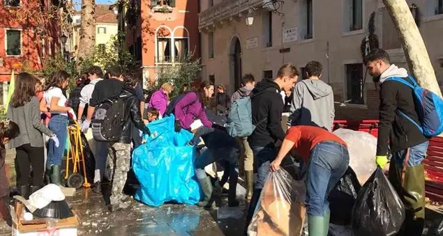 «Grazie \"angeli dell'acqua alta\", perché date speranza alla città»
