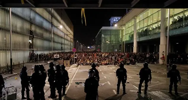 Condanne dei leader separatisti, Barcellona in fiamme