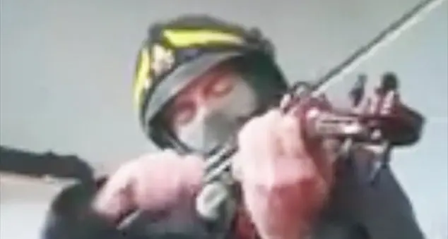 Il commovente saluto di un pompiere ai colleghi morti sulle note di Schubert